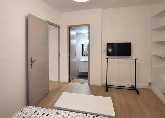 Appartement 1 Chambre, Cuisine, Coin Salon, Salle De Bain