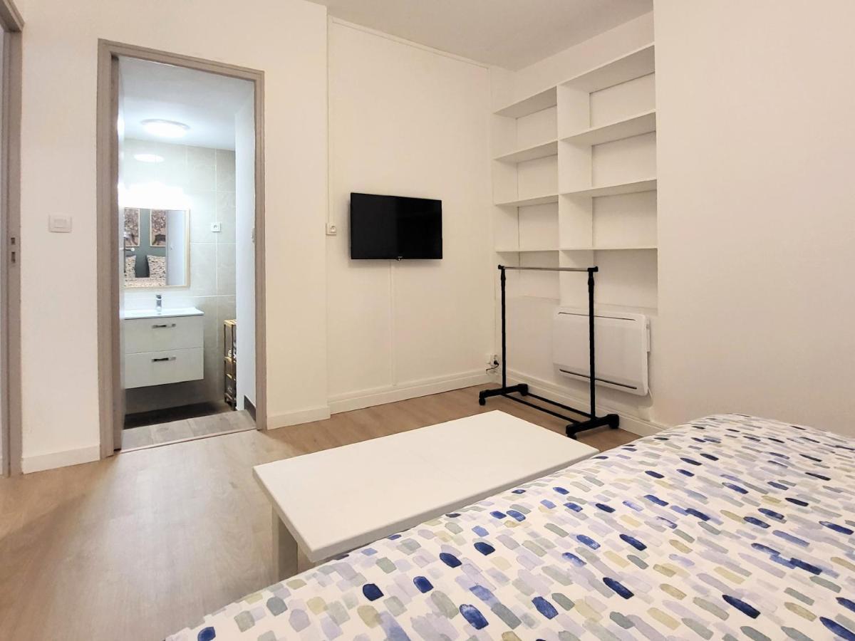 1 Chambre, Cuisine, Coin Salon, Salle De Bain Apartment