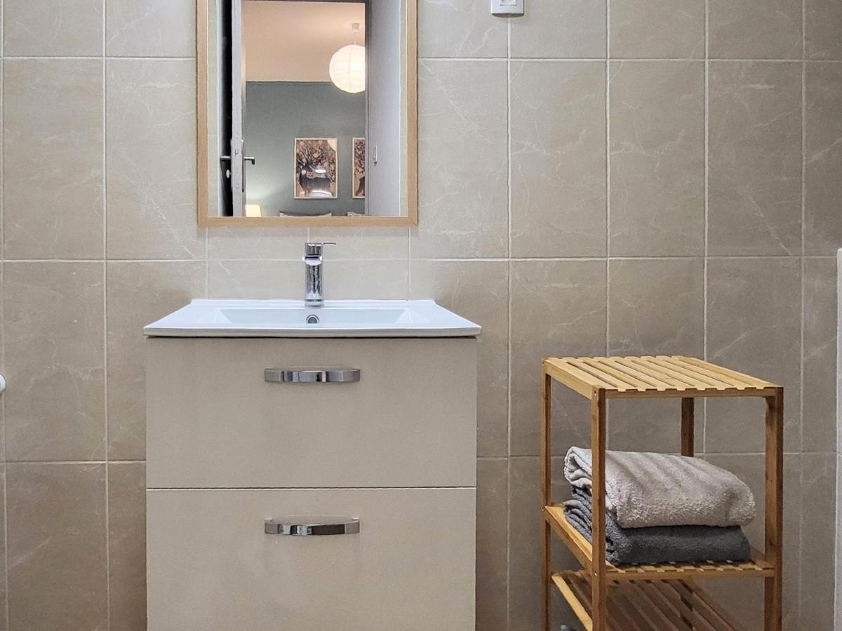1 Chambre, Cuisine, Coin Salon, Salle De Bain