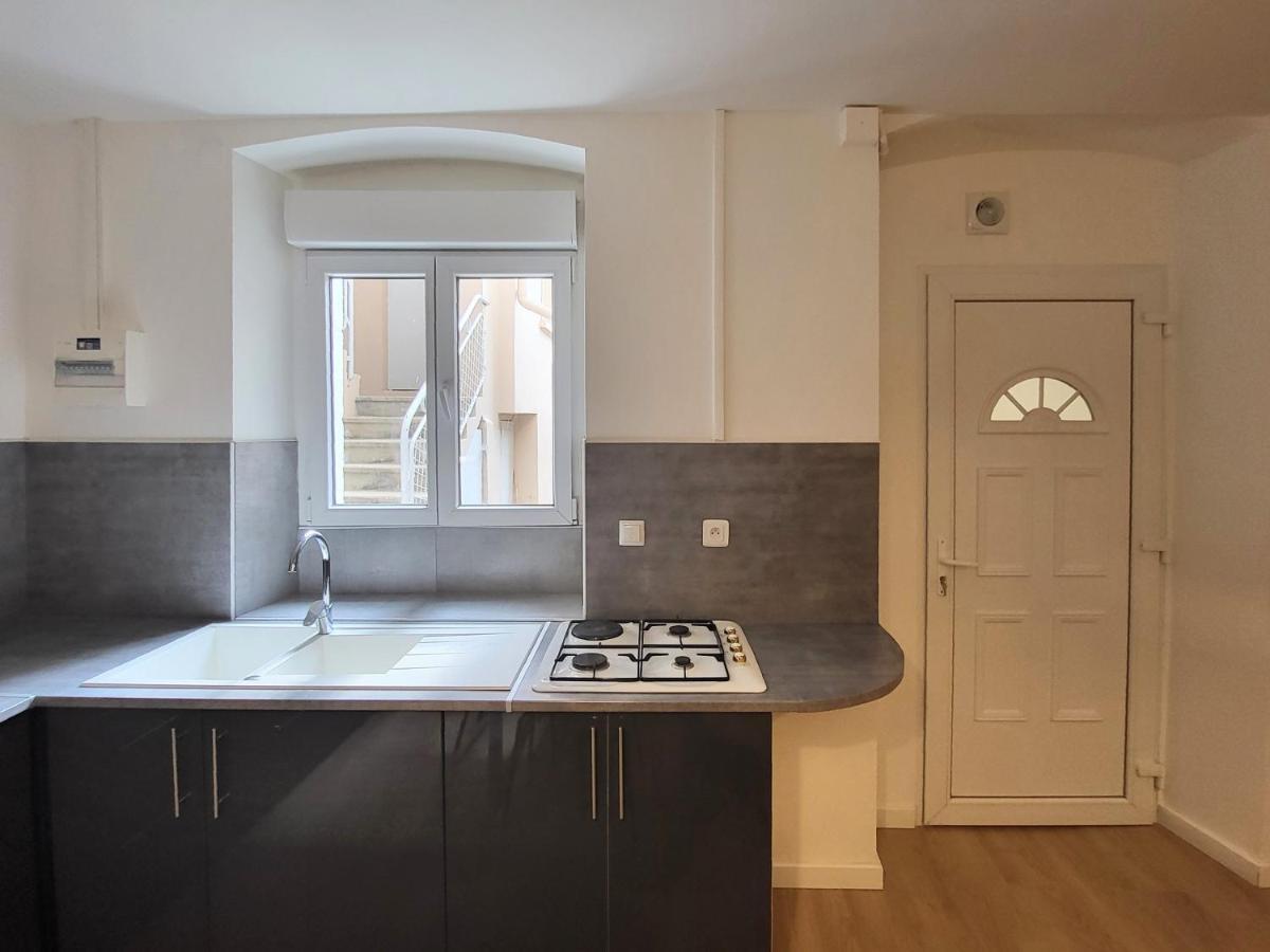1 Chambre, Cuisine, Coin Salon, Salle De Bain